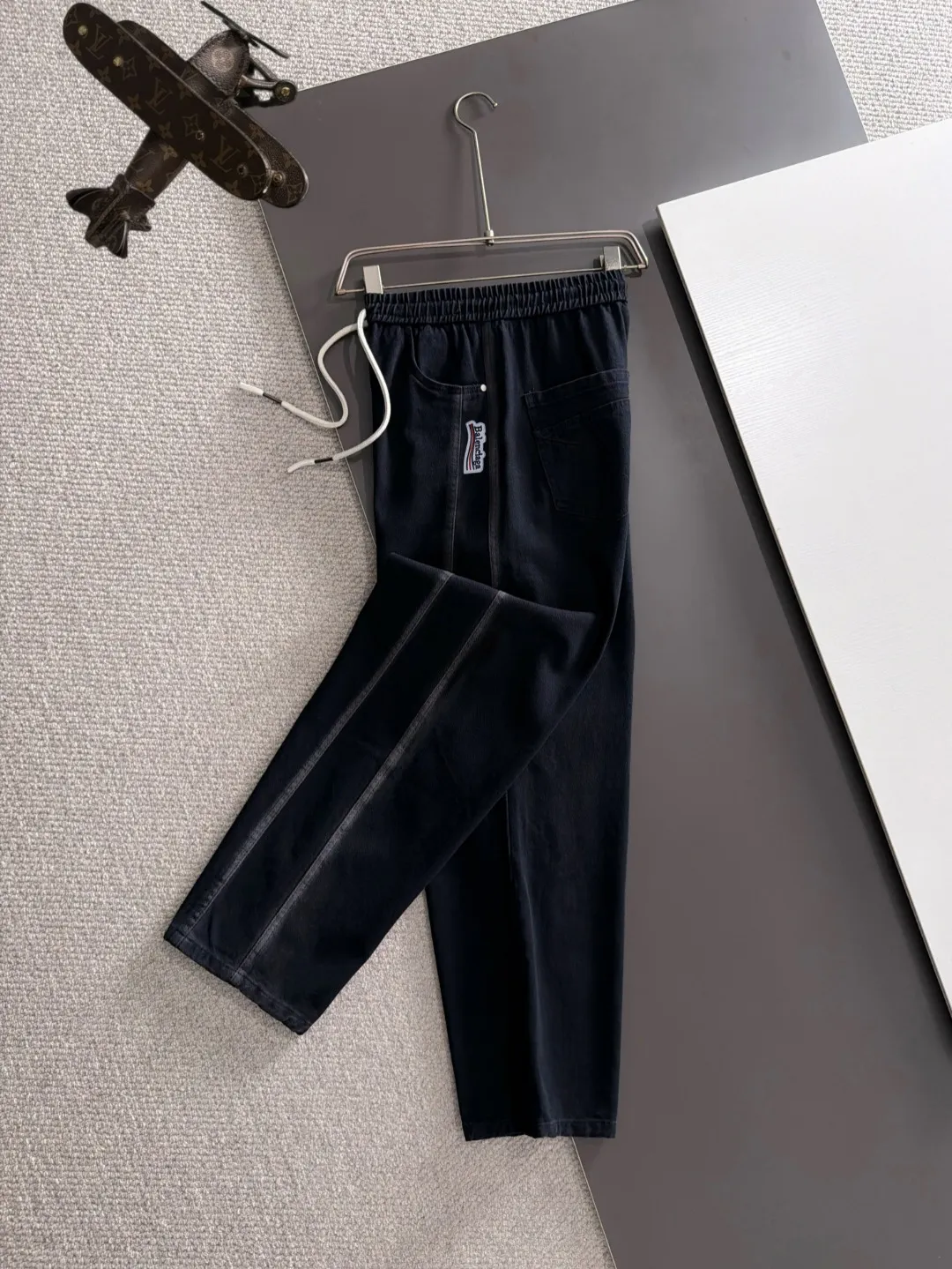 Balenciaga Fall/Winter 2026 New Arrival elastic casual pants are shipped the next day. The custom-made fabric at the counter has a high degree of comfort, impeccable details, and the design concept of the brand elements reflects high quality. The hand feels delicate and soft! Casual cuts and awesome upper body! Sizes: S-3XL